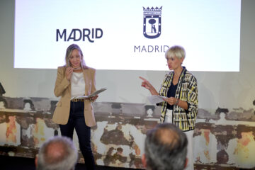 Dos Miembros de la Asociación Profesional de Guías de Turismo (APIT) fueron las encargadas de presentar los premios.