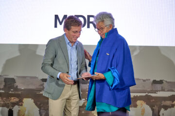 Almeida entrega el premio "Compromiso con el destino" a Casa Decor.