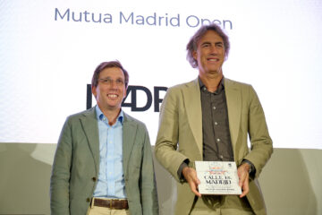 Almeida entrega el premio "Evento de interés turístico" al Mutua Madrid Open de tenis.