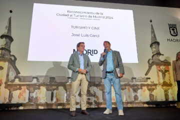 Almeida entrega el premio "Turismo y cine" al director José Luis Garci.
