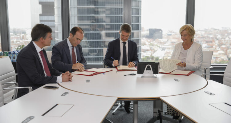 De izquierda a derecha: José Antonio Martínez Páramo, Borja Carabante, Carlos Muñoz y Paloma García Romero firman el convenio de las Cuatro Torres