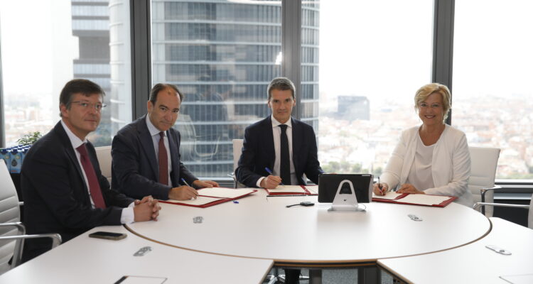 De izquierda a derecha: José Antonio Martínez Páramo, Borja Carabante, Carlos Muñoz y Paloma García Romero durante la firma del convenio de las Cuatro Torres