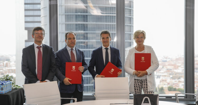 De izquierda a derecha: José Antonio Martínez Páramo, Borja Carabante, Carlos Muñoz y Paloma García Romero posan en la firma del convenio de las Cuatro Torres
