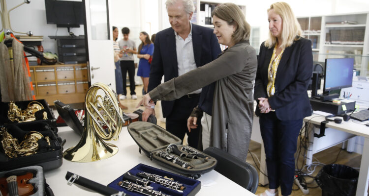 Marta Rivera de la Cruz contempla los instrumentos de la Biblioteca Musical Víctor Espinós