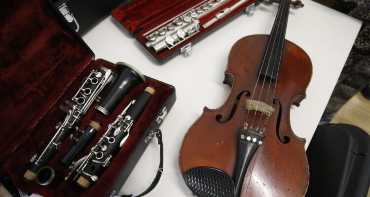 Violín, clarinete y flauta travesera de la Biblioteca Musical Víctor Espinós