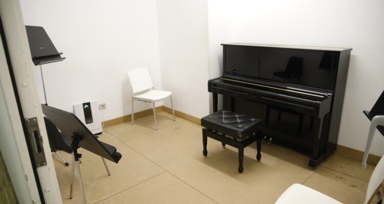 Sala de ensayo con piano en la Biblioteca Musical Víctor Espinós