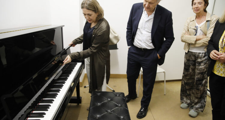 Marta Rivera de la Cruz abre un piano de la Biblioteca Musical Víctor Espinós