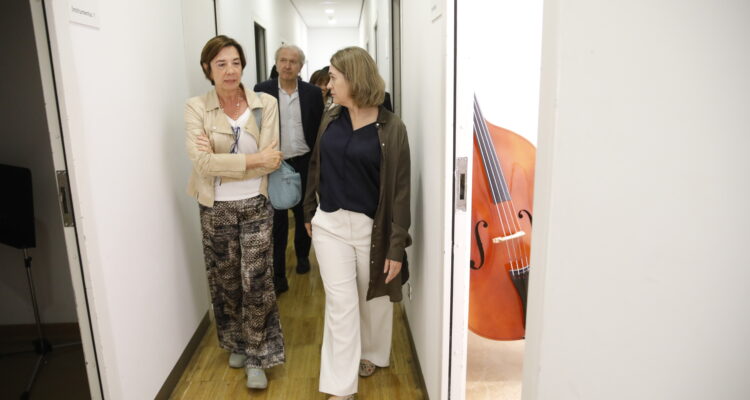 Marta Rivera de la Cruz visita la Biblioteca Musical Víctor Espinós