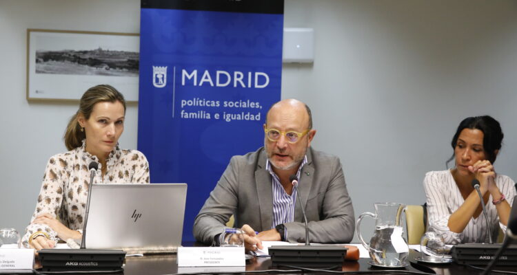 El delegado de Políticas Sociales, Familia e Igualdad, José Fernández, preside el Pleno del Observatorio Municipal de Violencia contra las Mujeres