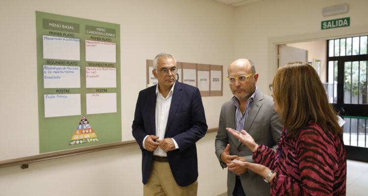 Fernández e Izquierdo en su visita al CMAIN Doctor Salgado Alba