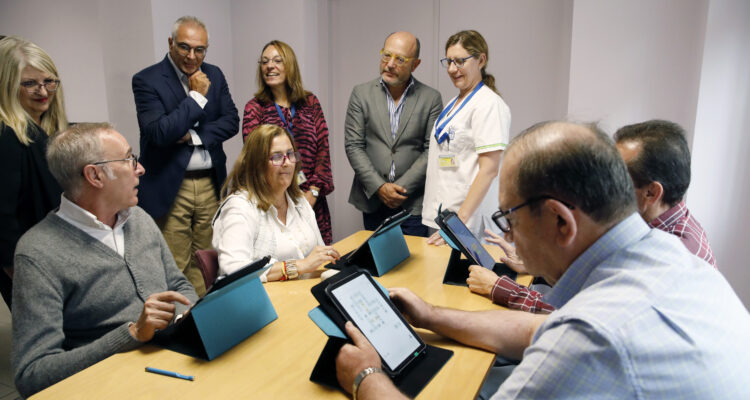 Fernández e Izquierdo en su visita al CMAIN Doctor Salgado Alba