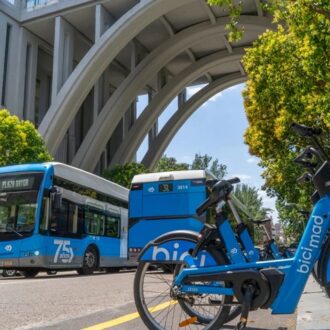 Autobuses de la EMT y vehículos de bicimad bajo el Viaducto de Bailén