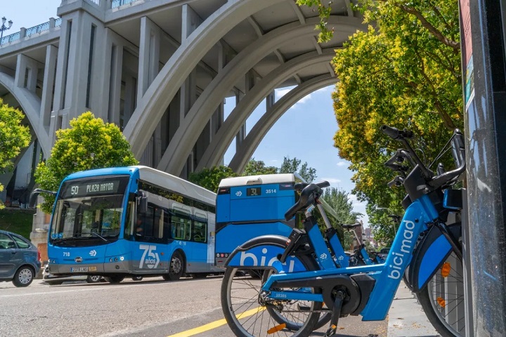 Autobuses de la EMT y vehículos de bicimad bajo el Viaducto de Bailén