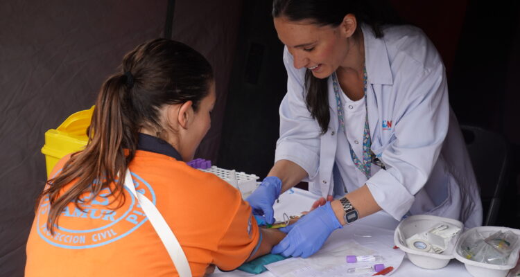 Sanitaria practica una extracción de médula ósea