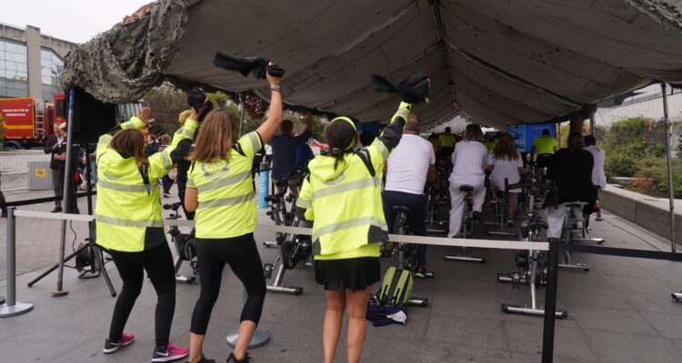 Asistentes animan a participantes en el maratón para la donación de médula ósea