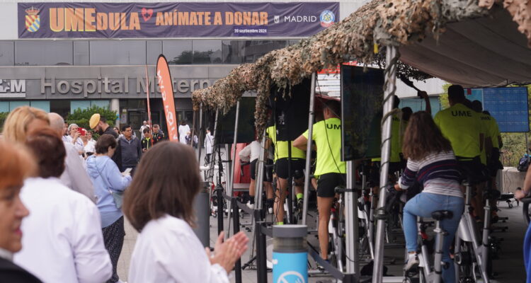 Asistentes animan a participantes en el maratón para concienciar sobre la importancia de la donación de médula ósea