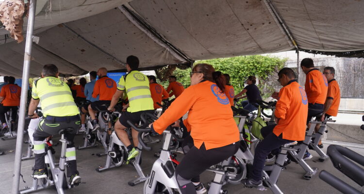 Vista trasera de participantes en el maratón para concienciar sobre la importancia de la donación de médula ósea