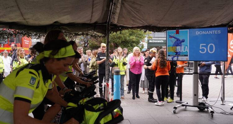 Inma Sanz anima a participantes en el maratón para concienciar sobre la importancia de la donación de médula ósea
