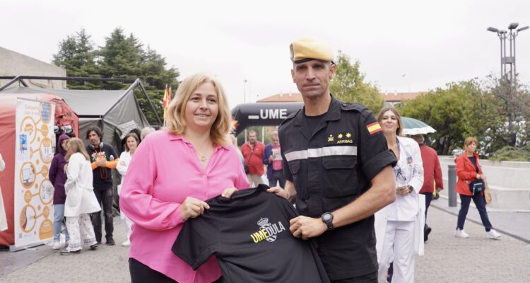 Inma Sanz recibe una camiseta de la Unidad Militar de Emergencias
