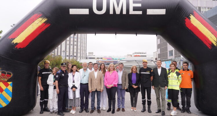 Inma Sanz (camisa rosa) posa junto con el resto de asistentes al maratón para concienciar sobre la importancia de la donación de médula ósea