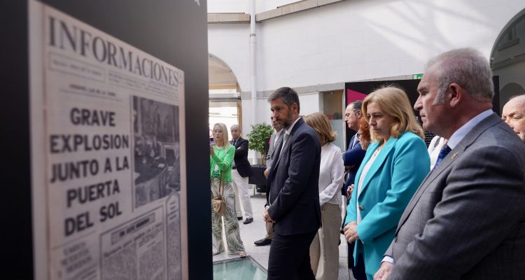 La vicealcaldesa mirando la exposición