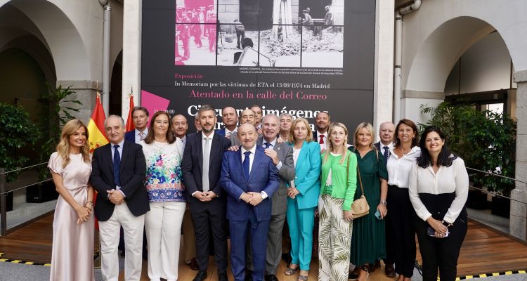 Foto grupal durante el acto de presentación de la exposición