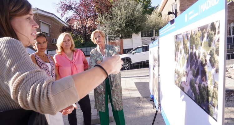 Una trabajadora del Ayuntamiento de Madrid explica el proyecto de remodelación de la plaza de San Cristóbal a Almudena Maíllo (izquierda), Inma Sanz (centro) y Paloma García Romero (derecha)