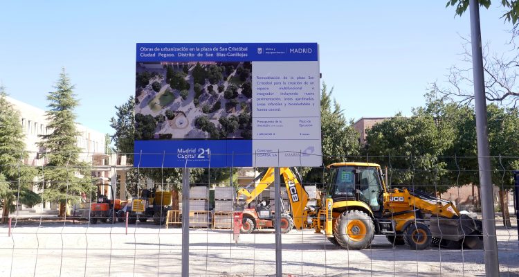 Maquinaria en las obras de remodelación de la plaza San Cristóbal de Ciudad Pegaso