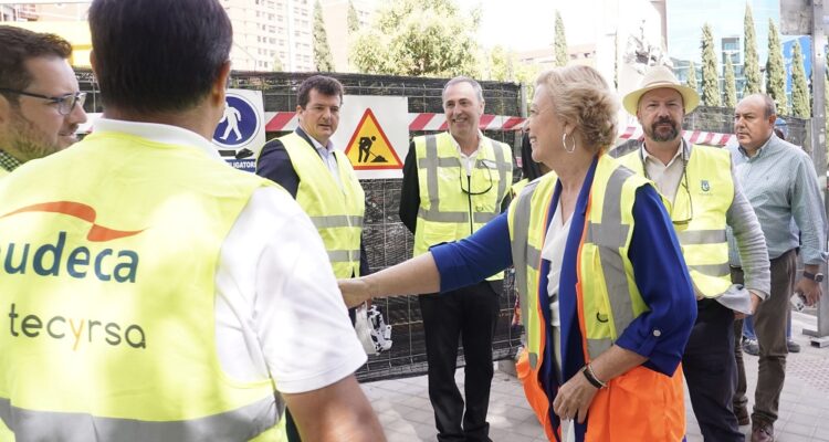 La delegada de Obras y Equipamientos, Paloma García Romero, visita los trabajos de sustitución de la pasarela peatonal de la A-2