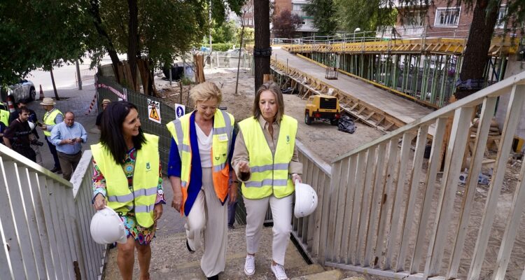 Paloma García Romero (centro) y Cayetana Hernández de la Riva (derecha) visitan los trabajos de sustitución de la pasarela peatonal de la A-2