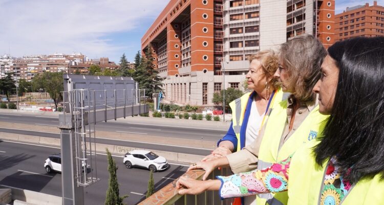 Paloma García Romero (izquierda) y Cayetana Hernández de la Riva (centro) visitan los trabajos de sustitución de la pasarela peatonal de la A-2