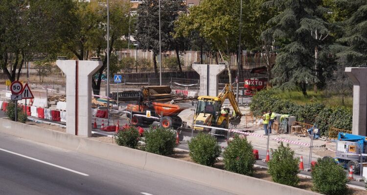 Trabajos de sustitución de la pasarela peatonal de la A-2