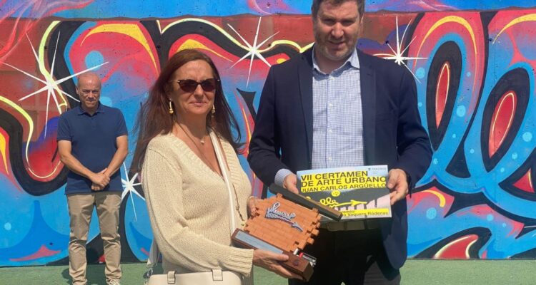 El concejal entrega el premio a la madre de Vaquero, quien no pudo asistir al acto