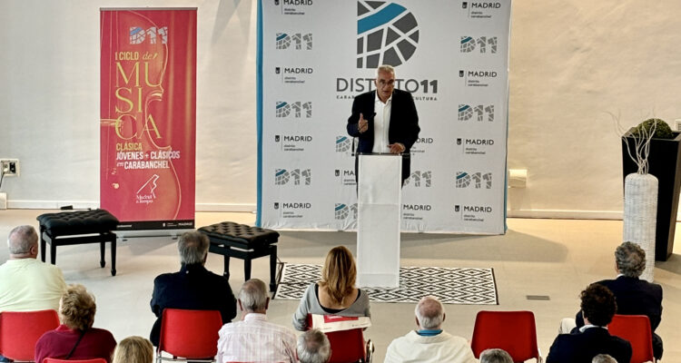 El concejal de Carabanchel, Carlos Izquierdo, en la presentación de la programación del I Ciclo de Conciertos de Música Clásica