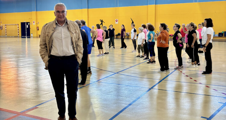 El concejal Carlos Izquierdo en clase de acondicionamiento físico para mayores de 65 años impartida en el CDM Blanca Fernández Ochoa