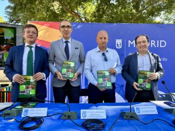 El delegado de Medio Ambiente, Borja Carabante, y el concejal de Fuencarral-El Pardo, José Antonio Martínez Páramo, con los autores del libro Parques de Fuencarral-El Pardo