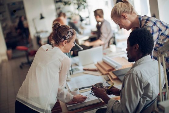 Imagen de archivo de unos jóvenes trabajando en una oficina