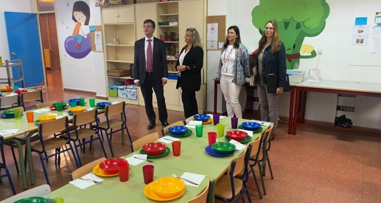 Martínez Páramo contempla el comedor del centro