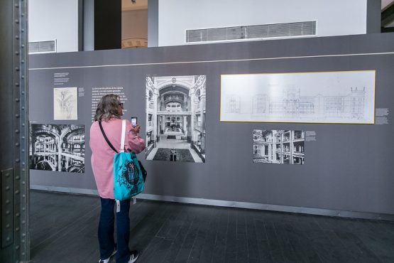 Visitante de la exposición Vida del Palacio de Cibeles 