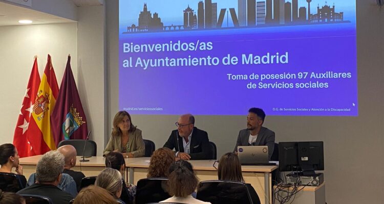 El delegado de Políticas Sociales, Familia e Igualdad, José Fernández, interviene en la sesión de bienvenida a los 97 nuevos auxiliares de servicios sociales del Ayuntamiento de Madrid