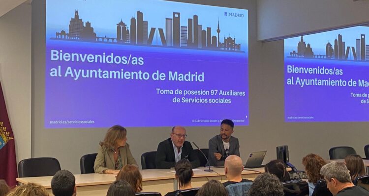 El delegado de Políticas Sociales, Familia e Igualdad, José Fernández, da la bienvenida a los 97 nuevos auxiliares de servicios sociales del Ayuntamiento de Madrid