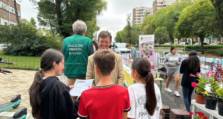 Martínez Páramo con alumnos del CEIP Breogán en el 'Parking Day'