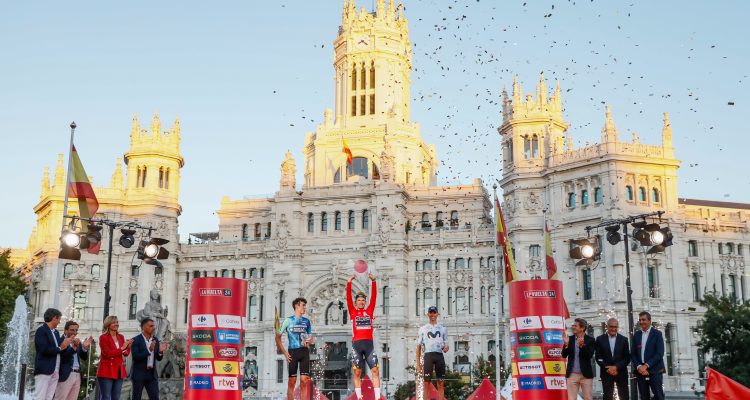 Almeida asiste al final de la última etapa de La Vuelta Ciclista España y participa en la entrega de premios