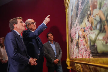 El alcalde de Madrid, José Luis Martínez-Almeida, junto al coleccionista Pérez Simón durante una visita a la exposición