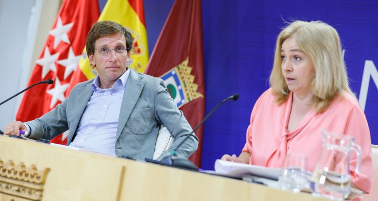 El alcalde de Madrid, José Luis Martínez-Almeida, y la vicealcaldesa, Inma Sanz, en la rueda de prensa posterior a la Junta de Gobierno