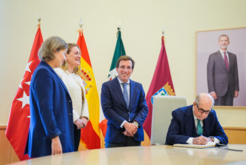 El coleccionista Pérez Simón firma el libro de honor del Ayuntamiento de Madrid.