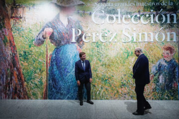 El alcalde de Madrid, José Luis Martínez-Almeida, junto al coleccionista Pérez Simón durante la presentación de la exposición