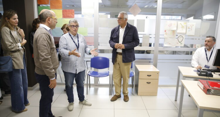 El delegado de Políticas Sociales, Familia e Igualdad, José Fernández, en su visita de hoy