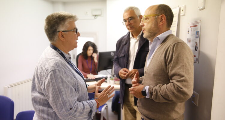 El delegado de Políticas Sociales, Familia e Igualdad, José Fernández, en su visita de hoy