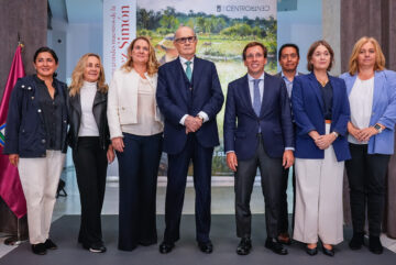 El alcalde, José Luis Martínez-Almeida, el coleccionista Juan Antonio Pérez Simón, la vicealcaldesa, Inma Sanz y la delegada del Área de Gobierno de Cultura, Turismo y Deporte, Marta Rivera de la Cruz, junto a los comisarios de la exposición y familiares de Pérez Simón